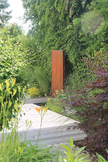 Die Bepflanzung besteht aus F&auml;cherahorn, Taglilien, Gr&auml;sern, Hosta und verschiedenen Wasserpflanzen im Bachlauf (Zolling bei Freising)