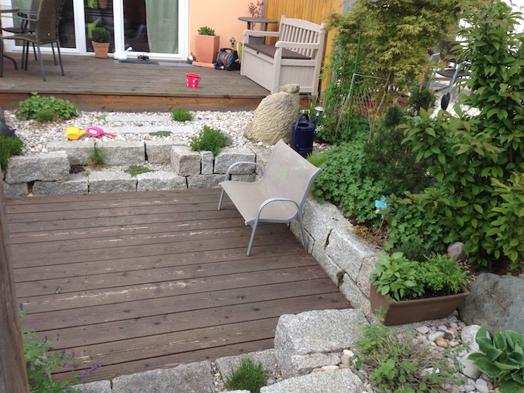 Der gesamte Garten auf einen Blick. Die Einfassung des Sitzplatzes besteht aus Granit Mauersteinen. (Poing bei M&uuml;nchen)
