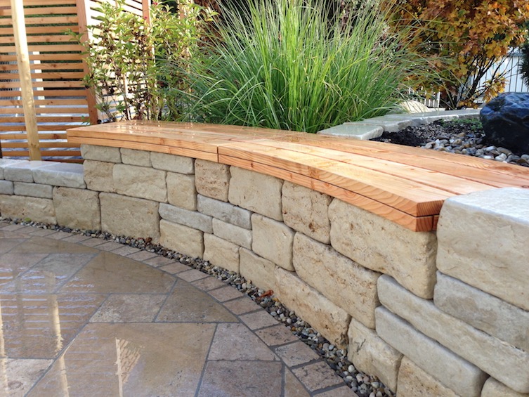 Jura Kalkstein in Rebmauerwerk mit Einzeiler und Platten aus Travertin.  Die Platten wurden im r&ouml;mischen Verband verlegt. ( Neufahrn - Eching)