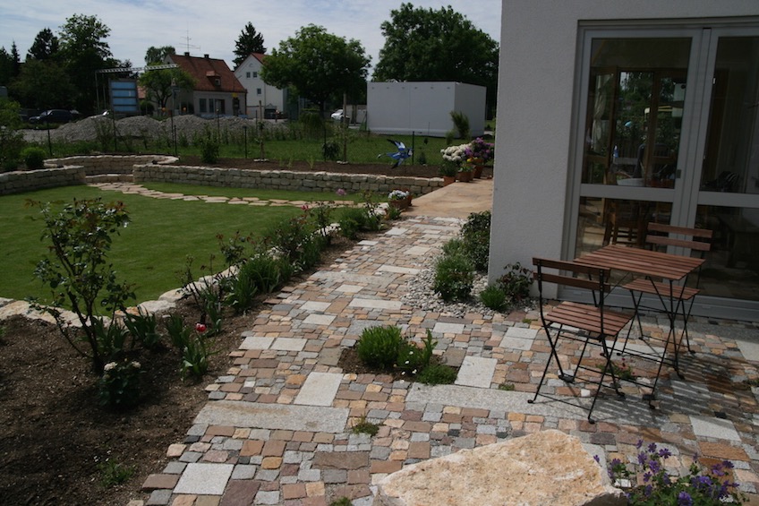 Blick in den Garten mit tiefer gelegener Rasenfl&auml;che. (M&uuml;nchen)