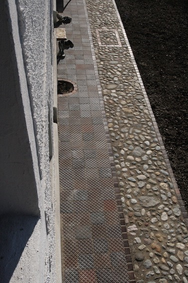 Stufen zur Haust&uuml;r mit Klinker und Steckkiesel. (Dorfen)