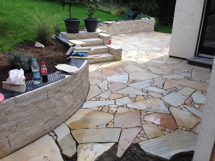 Jura Kalkstein als Rebmauerwerk. Bodenbelag Quarzit polygonal verlegt auf Splittbeton, Blockstufen Kalkstein. (Freising)