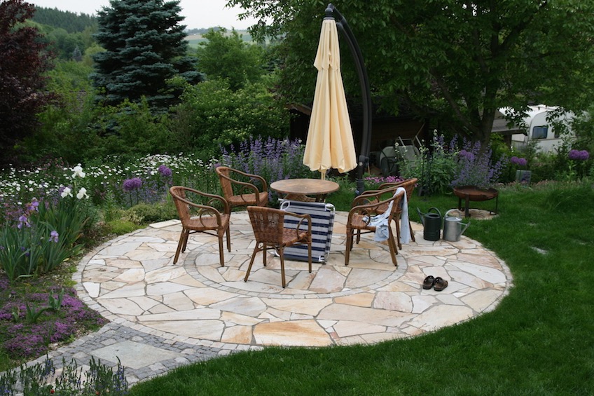 Runde Terrasse mit Einfassung und Zierkreis aus Quarzit Kleinstein und polygonal gebrochenen Quarzitplatten. (Attenkirchen bei Freising)