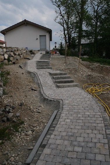Zum &Uuml;berwinden des gro&szlig;en H&ouml;henunterschieds wurde eine Treppe mit Rampe kombiniert. (Deisenhofen - Oberhaching)