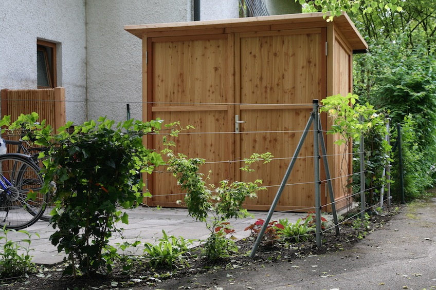 Gartenschrank der Firma Scholbeck. Zaun aus Edelstahlseilen mit Berankung von Kletterpflanzen. (Garching bei M&uuml;nchen)