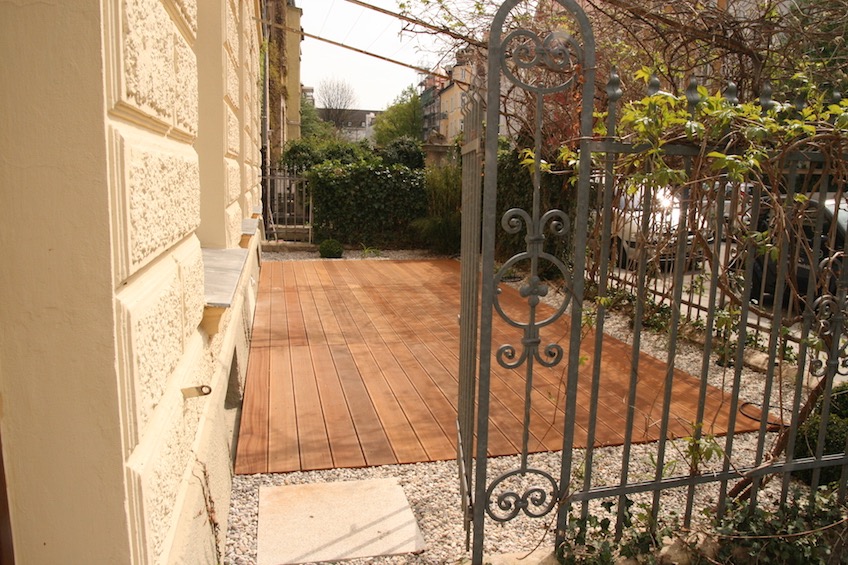 Holzdeck aus Bangkirai mit Kiesbeet. Beschattung mit Stahlseilen, die von Blauregen berankt werden. (M&uuml;nchen)