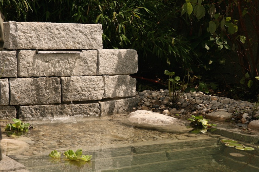 Mauer aus Granit mit Wasserfall. (M&uuml;nchen)