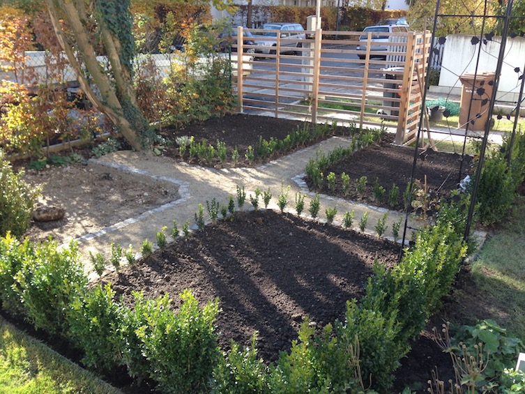 Klassischer Bauerngarten mit Wegekreuz und Einfassung aus Buchs. Ein Viertel der Pflanzliche wird befestigt als kleiner Sitzplatz zum Verweilen. (M&uuml;nchen)