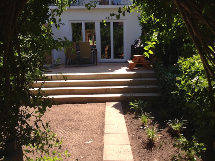 Garten, der mit einer Treppe aus Blockstufen &uuml;ber die ganze Breite gro&szlig;z&uuml;giger wirkt. (M&uuml;nchen)