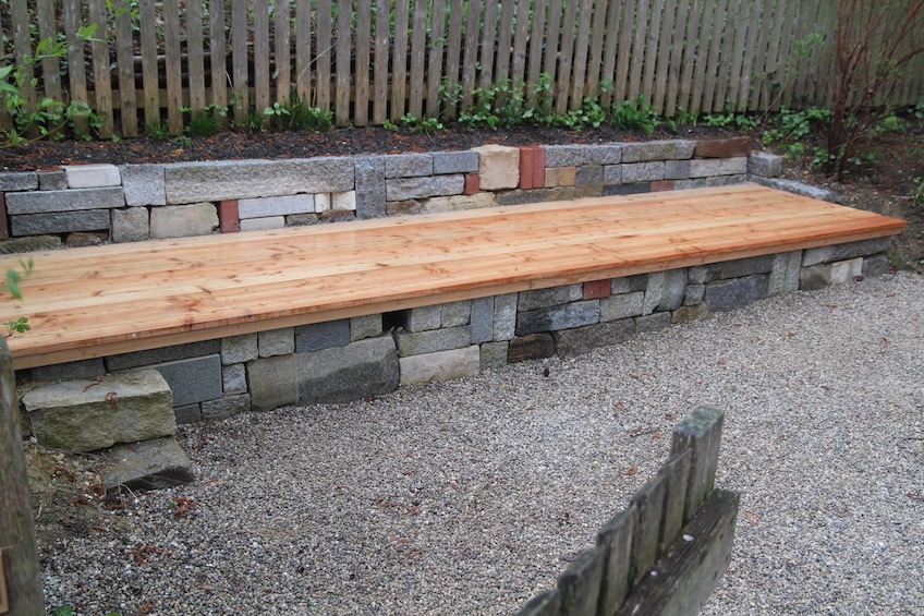 Mauer aus gemischten Steinen mit Holzauflage aus L&auml;rche. (Freising)