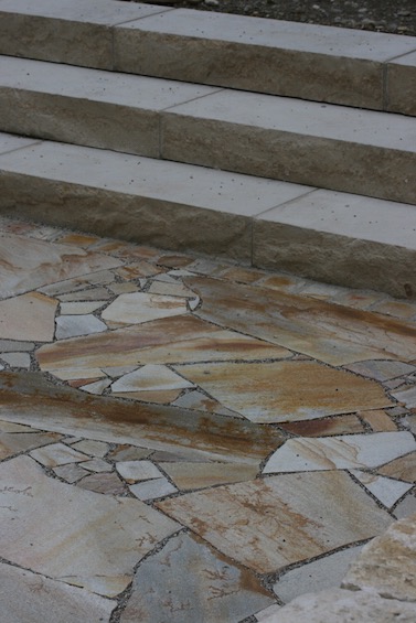 Jura Blockstufen mit Quarzit polygonal Platten. (Freising)