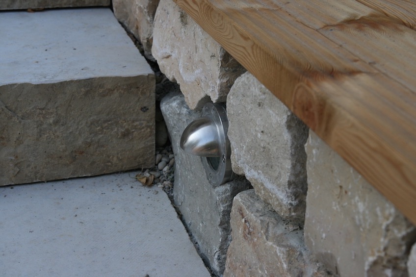 Die Beleuchtung wurde in die trockenmauer eingearbeitet und besitzt eine Kappe, damit sie nicht blendet und das Licht auf die Treppe geb&uuml;ndelt wird. (Freising)