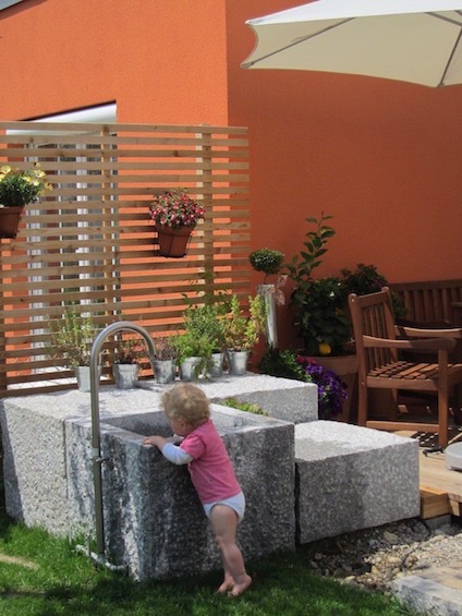 Granitbl&ouml;cke mit Wasserbecken und Edelstahlauslauf. (Poing bei M&uuml;nchen)